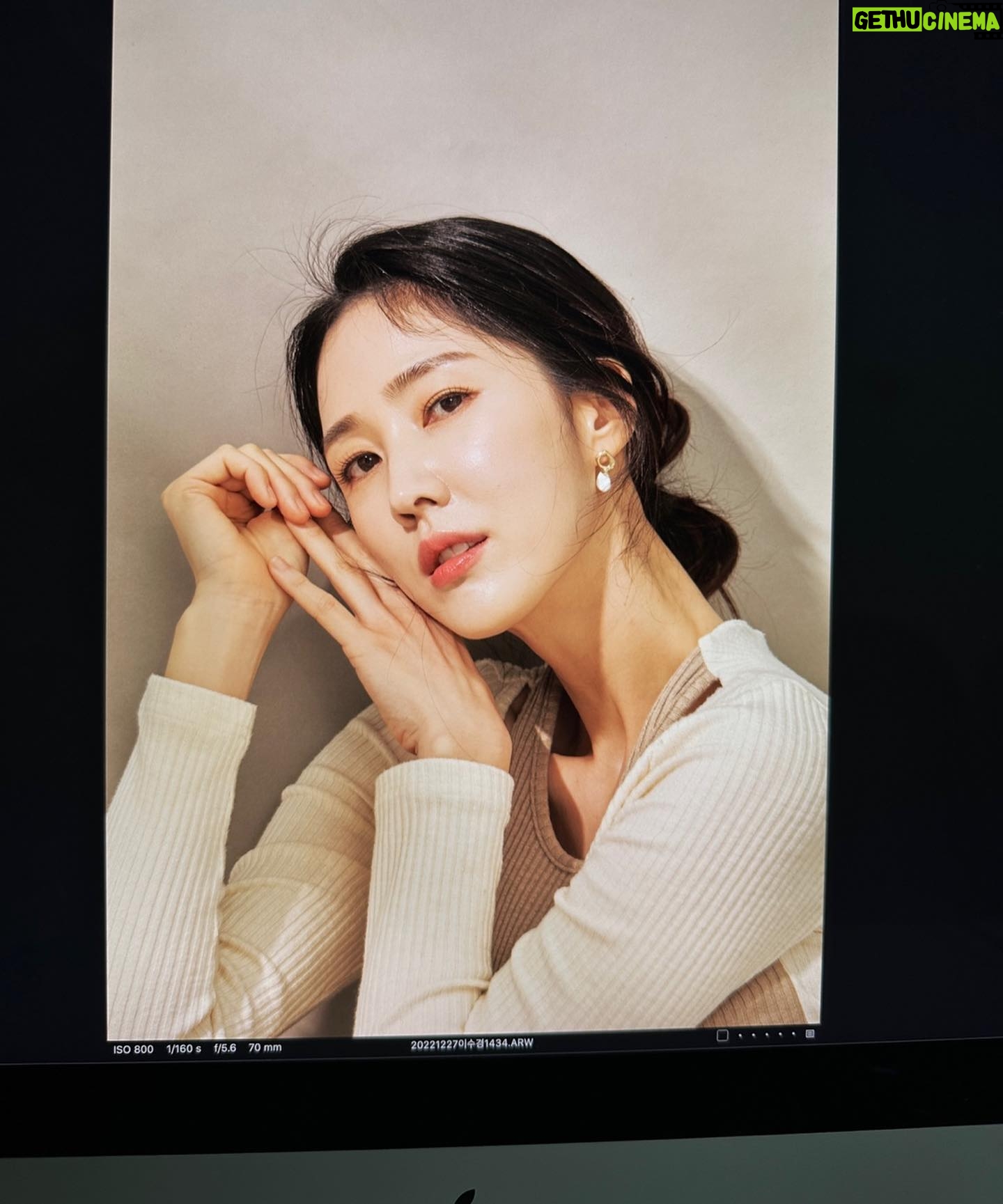 Lee Soo-kyung - 1.6K Likes - .
손이 늘 어색하단말이지..,
가늘고 긴 손가락 원츄😘
#인터뷰#일하자#준비완료
#일상 말고 #열일