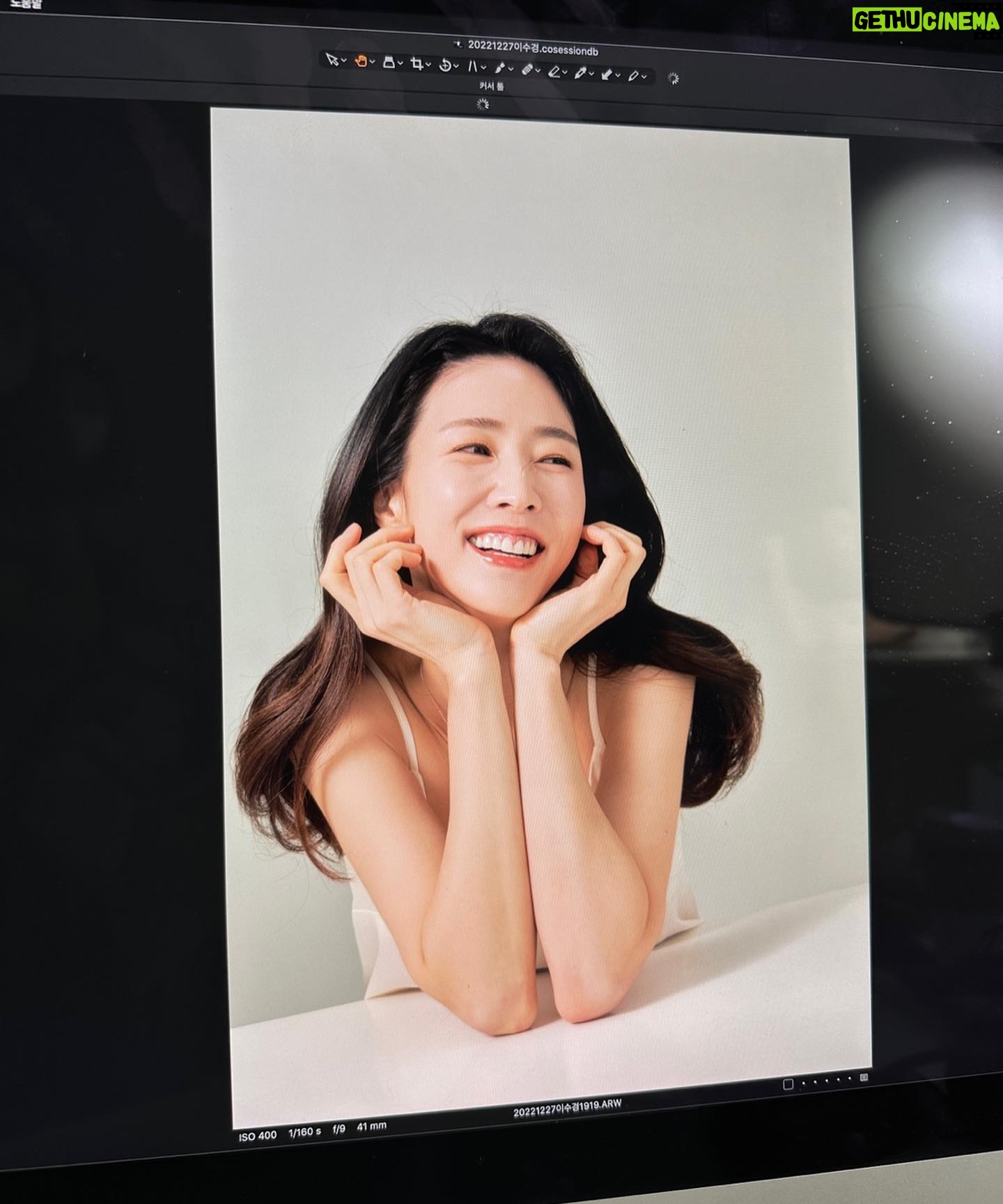 Lee Soo-kyung - 1.6K Likes - .
손이 늘 어색하단말이지..,
가늘고 긴 손가락 원츄😘
#인터뷰#일하자#준비완료
#일상 말고 #열일