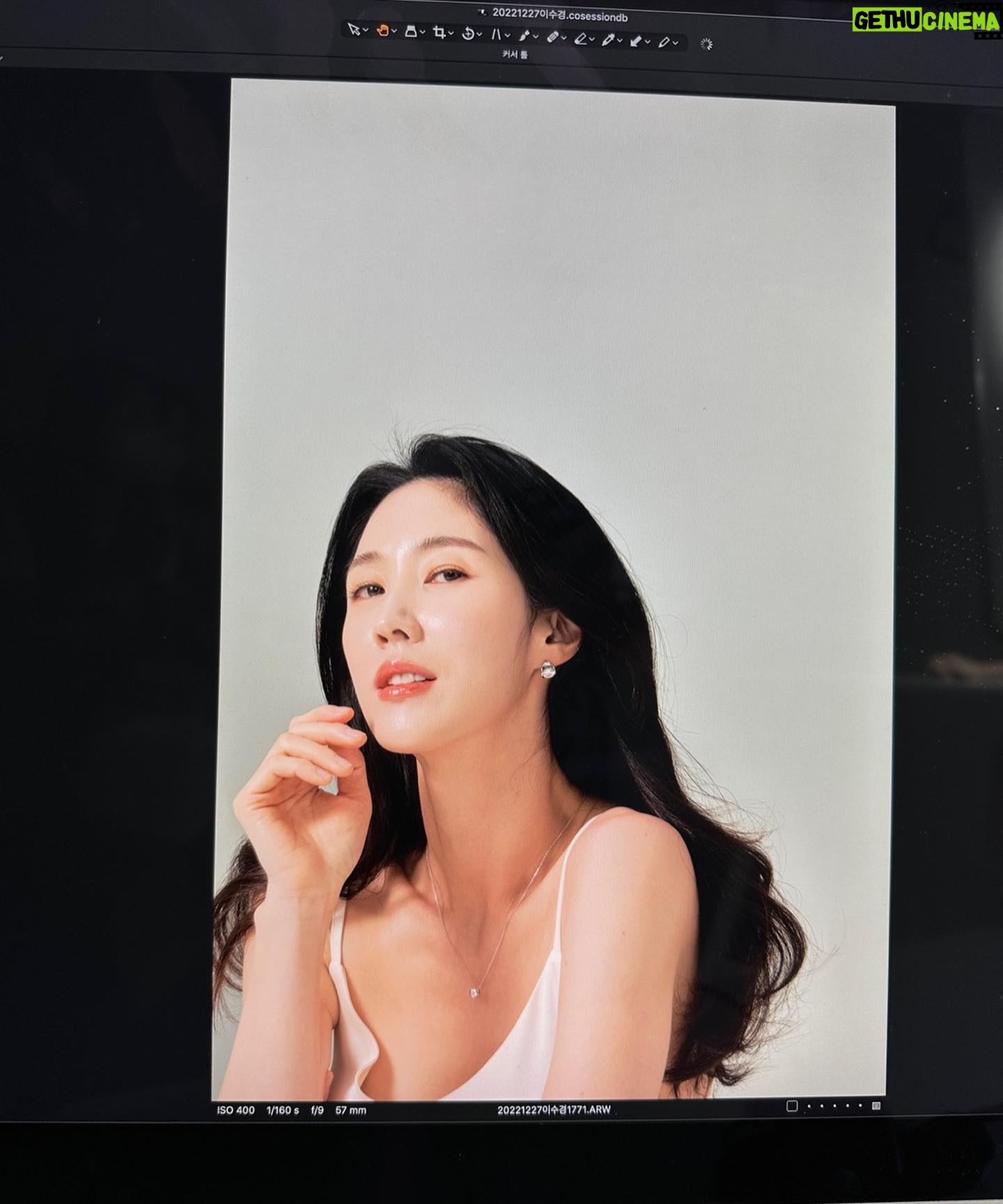 Lee Soo-kyung - 1.6K Likes - .
손이 늘 어색하단말이지..,
가늘고 긴 손가락 원츄😘
#인터뷰#일하자#준비완료
#일상 말고 #열일