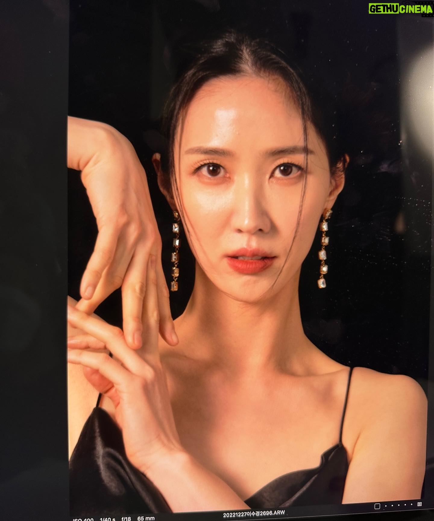 Lee Soo-kyung - 1.6K Likes - .
손이 늘 어색하단말이지..,
가늘고 긴 손가락 원츄😘
#인터뷰#일하자#준비완료
#일상 말고 #열일