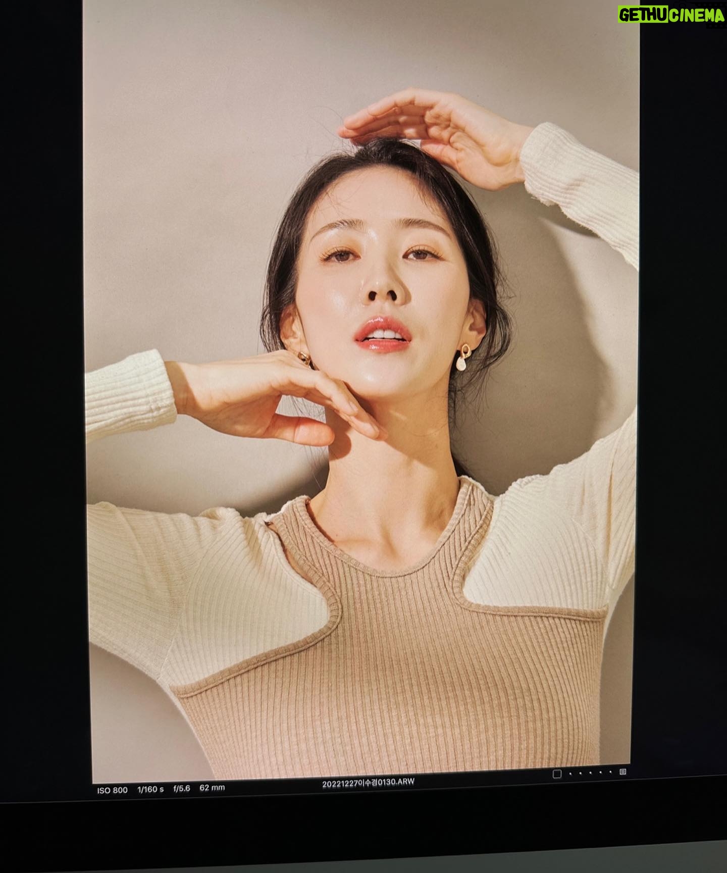 Lee Soo-kyung - 1.6K Likes - .
손이 늘 어색하단말이지..,
가늘고 긴 손가락 원츄😘
#인터뷰#일하자#준비완료
#일상 말고 #열일
