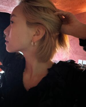 Lee Sul Instagram - <남과 여> 성옥이에게 많은 도움을 준 멋진사람들 @jem_and_pebbles @minahplease 🌹