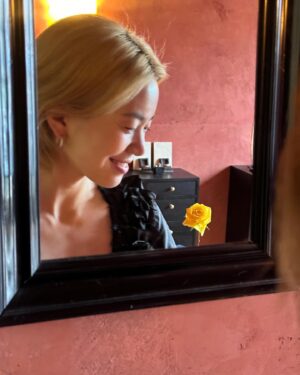 Lee Sul Instagram - <남과 여> 성옥이에게 많은 도움을 준 멋진사람들 @jem_and_pebbles @minahplease 🌹