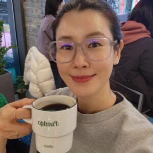 Lee Tae-ran Instagram - 사랑하는 친구들과~ 
오랜만에 배터지게 먹고~
배꼽 빠지게 웃었던 날~♡
친구들아~ 미안해~ 내가 다 가렸네~ 고의는 아녔어😅😅😅
.
.
1차 #케이트미
2차 #파미고츄레리아
.
.
@katemi_mapo
@famigochurreria 
@farmfactory_official