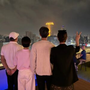 Lee Tae-ran Instagram - miss~♡
.
.
#가오슝야경 과 #가오슝야시장
함께 한 #예쁜사람들