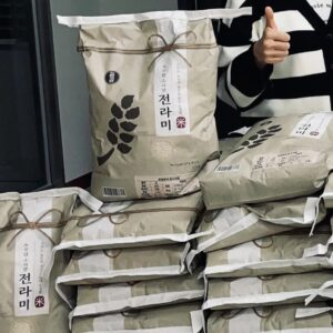 Lee Tae-ran Instagram - 사랑의 쌀을 나눔해 주신 덕분에~
많은 분들에게 따뜻한 밥을 대접할 수 있게 되었습니다!
선한 마음으로 아낌없이 나눠주신 제 소속사 콘텐츠캐리어와 두레농산, 전라미에 진심으로 감사드립니다♡ 사랑합니다♡
.
.
#콘텐츠캐리어
#두레농산 
#곰곰전라미
.
.
#사랑마루
@sarangmaru_official 
#이웃사랑
#나눔