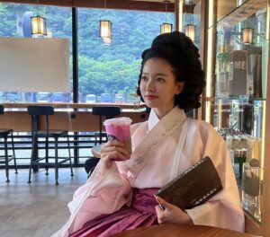 Lee Xia Instagram - 오늘 저녁 9시 25분 
KBS2 고려거란전쟁에서 저 만나요❤️ 

내가  고려의 왕후요
커피 맛이 아주 좋소 에헴
#타임머신타고온고려왕후