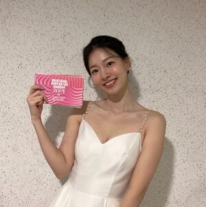 Lee Xia Instagram - 저 유니버셜 슈퍼스타 어워즈 대상 시상하고 왔어요❤️ ㅎㅎ