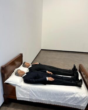 Lee Yo-won Instagram - #마우리치오카텔란  #마우리치오카텔란we #MaurizioCattelan