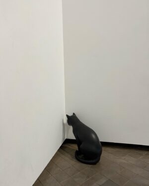 Lee Yo-won Instagram - #마우리치오카텔란  #마우리치오카텔란we #MaurizioCattelan