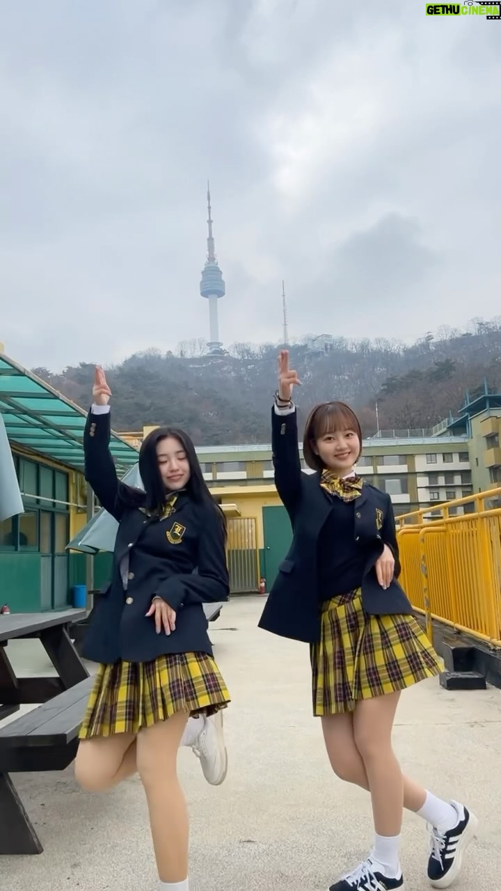 Lee Chae-Yun Instagram - 잘가~#리라즈 🥹💛우린 이제 학교 졸업이다!! (마지막 기쁨의..? 머리 박치기?😂)