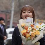 Lee Chae-Yun Instagram - 졸업 축하해주신 모든 분들 감사합니다❤️ 멀리서 와준 팬분들도 너무 고마워요!!! 편지와 선물 모두 소중하게 잘 간직할게요~🥹 (예쁜 사진 남겨주셔서 감사합니당🫶🏻)