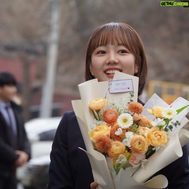 Lee Chae-Yun Instagram - 졸업 축하해주신 모든 분들 감사합니다❤️ 멀리서 와준 팬분들도 너무 고마워요!!! 편지와 선물 모두 소중하게 잘 간직할게요~🥹 (예쁜 사진 남겨주셔서 감사합니당🫶🏻)