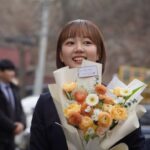 Lee Chae-Yun Instagram - 졸업 축하해주신 모든 분들 감사합니다❤️ 멀리서 와준 팬분들도 너무 고마워요!!! 편지와 선물 모두 소중하게 잘 간직할게요~🥹 (예쁜 사진 남겨주셔서 감사합니당🫶🏻)