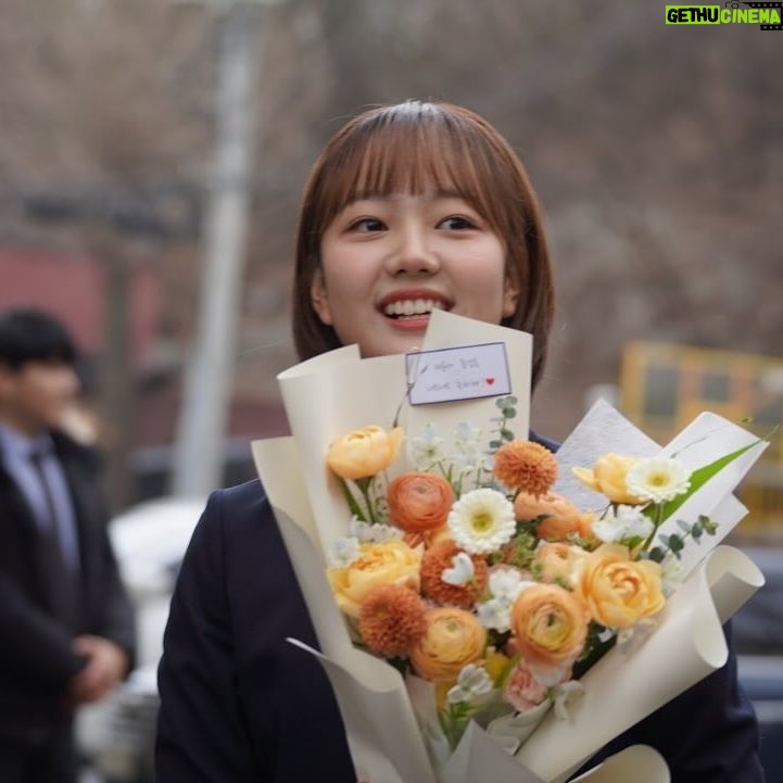 Lee Chae-Yun Instagram - 졸업 축하해주신 모든 분들 감사합니다❤️ 멀리서 와준 팬분들도 너무 고마워요!!! 편지와 선물 모두 소중하게 잘 간직할게요~🥹 (예쁜 사진 남겨주셔서 감사합니당🫶🏻)