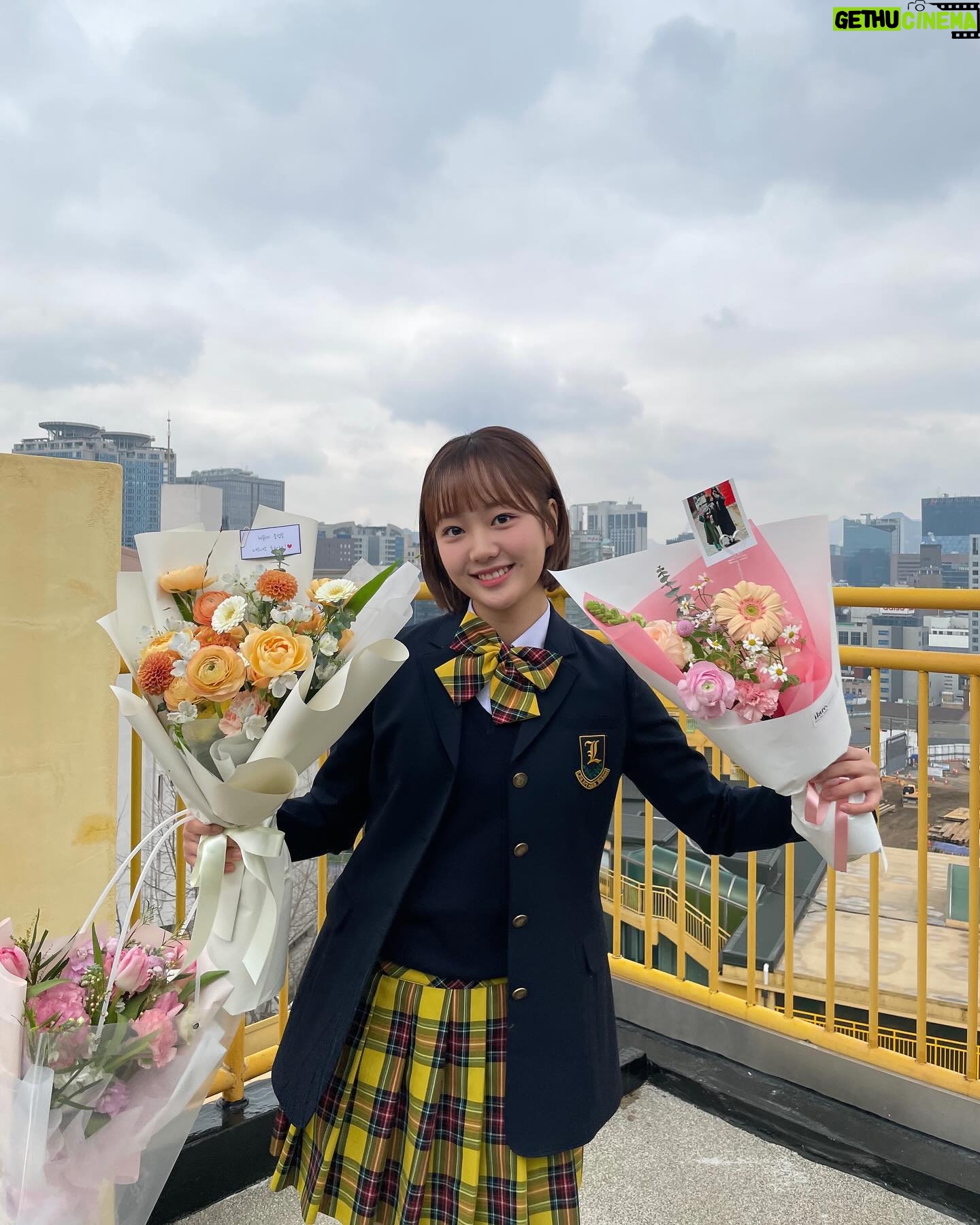Lee Chae-Yun Instagram - 저 졸업했어요!!! 🏫리라고에서의 3년 좋은 친구들, 선생님들, 선후배님들 덕분에 너무 행복했어요 💖 감사합니다~
