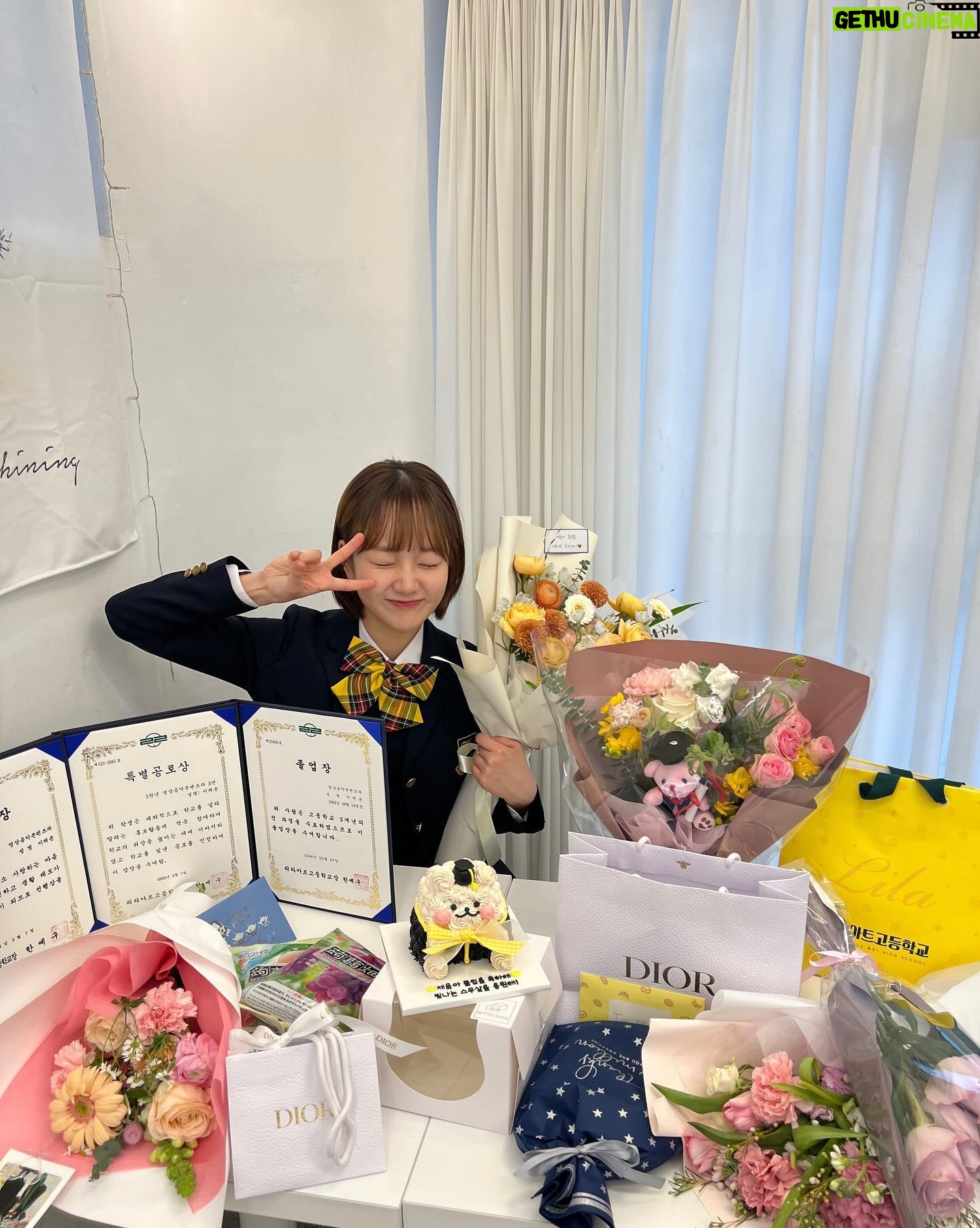 Lee Chae-Yun Instagram - 저 졸업했어요!!! 🏫리라고에서의 3년 좋은 친구들, 선생님들, 선후배님들 덕분에 너무 행복했어요 💖 감사합니다~