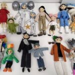 Lee Chien-Na Instagram - 這是第一次跟築格動畫合作 才發現 真是非常困難 從討論劇本 發想每個時空人物 造型 場景 物件 和門的設計 光是前置就來來回回討論無數次 然後建立色調和風格 才能正式開始拍攝 一格一格拍攝 導演和製片真的是沒日沒夜在拍攝 趕工 三個月完成《媽媽絮語》Mv 能夠遇到有想法 願意一起用心創作的團隊 真的很幸福 很熱血 王希文音樂製作人給了觀後分享： 「MV超感人且超好 導演跟製偶團隊ㄉ超有sense 理解音樂非常透徹 有技術有美學也有情感 看完 覺得完全會想跟這團隊合作」 能夠從他口中認同且好評 感動 落淚 真是開心得不得了😁 這也是跟我老公和Yellow一起經歷 一起誕生的 還有從未曝光的大寶和二寶 也一起參與其中 希望大家喜歡 也請幫我們分享❤️❤️❤️ @jordantseng_official @shhuang1983 #李千娜全新概念專輯 #關與妳 #媽媽絮語 #許哲珮 #王希文
