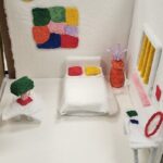 Lee Chien-Na Instagram - 這是第一次跟築格動畫合作 才發現 真是非常困難 從討論劇本 發想每個時空人物 造型 場景 物件 和門的設計 光是前置就來來回回討論無數次 然後建立色調和風格 才能正式開始拍攝 一格一格拍攝 導演和製片真的是沒日沒夜在拍攝 趕工 三個月完成《媽媽絮語》Mv 能夠遇到有想法 願意一起用心創作的團隊 真的很幸福 很熱血 王希文音樂製作人給了觀後分享： 「MV超感人且超好 導演跟製偶團隊ㄉ超有sense 理解音樂非常透徹 有技術有美學也有情感 看完 覺得完全會想跟這團隊合作」 能夠從他口中認同且好評 感動 落淚 真是開心得不得了😁 這也是跟我老公和Yellow一起經歷 一起誕生的 還有從未曝光的大寶和二寶 也一起參與其中 希望大家喜歡 也請幫我們分享❤️❤️❤️ @jordantseng_official @shhuang1983 #李千娜全新概念專輯 #關與妳 #媽媽絮語 #許哲珮 #王希文