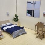 Lee Chien-Na Instagram - 這是第一次跟築格動畫合作 才發現 真是非常困難 從討論劇本 發想每個時空人物 造型 場景 物件 和門的設計 光是前置就來來回回討論無數次 然後建立色調和風格 才能正式開始拍攝 一格一格拍攝 導演和製片真的是沒日沒夜在拍攝 趕工 三個月完成《媽媽絮語》Mv 能夠遇到有想法 願意一起用心創作的團隊 真的很幸福 很熱血 王希文音樂製作人給了觀後分享： 「MV超感人且超好 導演跟製偶團隊ㄉ超有sense 理解音樂非常透徹 有技術有美學也有情感 看完 覺得完全會想跟這團隊合作」 能夠從他口中認同且好評 感動 落淚 真是開心得不得了😁 這也是跟我老公和Yellow一起經歷 一起誕生的 還有從未曝光的大寶和二寶 也一起參與其中 希望大家喜歡 也請幫我們分享❤️❤️❤️ @jordantseng_official @shhuang1983 #李千娜全新概念專輯 #關與妳 #媽媽絮語 #許哲珮 #王希文