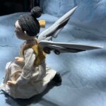 Lee Chien-Na Instagram - 這是第一次跟築格動畫合作 才發現 真是非常困難 從討論劇本 發想每個時空人物 造型 場景 物件 和門的設計 光是前置就來來回回討論無數次 然後建立色調和風格 才能正式開始拍攝 一格一格拍攝 導演和製片真的是沒日沒夜在拍攝 趕工 三個月完成《媽媽絮語》Mv 能夠遇到有想法 願意一起用心創作的團隊 真的很幸福 很熱血 王希文音樂製作人給了觀後分享： 「MV超感人且超好 導演跟製偶團隊ㄉ超有sense 理解音樂非常透徹 有技術有美學也有情感 看完 覺得完全會想跟這團隊合作」 能夠從他口中認同且好評 感動 落淚 真是開心得不得了😁 這也是跟我老公和Yellow一起經歷 一起誕生的 還有從未曝光的大寶和二寶 也一起參與其中 希望大家喜歡 也請幫我們分享❤️❤️❤️ @jordantseng_official @shhuang1983 #李千娜全新概念專輯 #關與妳 #媽媽絮語 #許哲珮 #王希文