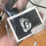 Lee Chien-Na Instagram - 這是第一次跟築格動畫合作 才發現 真是非常困難 從討論劇本 發想每個時空人物 造型 場景 物件 和門的設計 光是前置就來來回回討論無數次 然後建立色調和風格 才能正式開始拍攝 一格一格拍攝 導演和製片真的是沒日沒夜在拍攝 趕工 三個月完成《媽媽絮語》Mv 能夠遇到有想法 願意一起用心創作的團隊 真的很幸福 很熱血 王希文音樂製作人給了觀後分享： 「MV超感人且超好 導演跟製偶團隊ㄉ超有sense 理解音樂非常透徹 有技術有美學也有情感 看完 覺得完全會想跟這團隊合作」 能夠從他口中認同且好評 感動 落淚 真是開心得不得了😁 這也是跟我老公和Yellow一起經歷 一起誕生的 還有從未曝光的大寶和二寶 也一起參與其中 希望大家喜歡 也請幫我們分享❤️❤️❤️ @jordantseng_official @shhuang1983 #李千娜全新概念專輯 #關與妳 #媽媽絮語 #許哲珮 #王希文