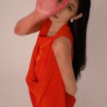 Lee Chien-Na Instagram - 妳 演唱：李千娜 作詞：黃尚禾 作曲：ØZI/王希文 門關關 有妳就是安全的所在 手底的皺痕 參像查某囡仔的心內 一條一條 是為著未來咧忍耐 一條一條 是心內花開的等待 所有的驚惶 藏佇腹肚內 失去的時間 敢有人諒解 想欲唱歌 敢真正有人會當知 手內有目屎 逐滴攏是燒烙的期待 一條一條 若美麗新娘的頭鬃 一條一條 是快樂一家的美夢 有妳的陪伴 幸福蹛心內 命運有好䆀 攏仝款精彩 路茫茫 毋知影紲落怎安排 手中的光影 牽牽做伙全部是愛 一條一條 是緣份堅心無阻礙 一條一條 是記持 我到遮來 已經放袂記 彼陣遐戇呆 倔強的日子 才換來存在 過去的等待 攏是為著現在的將來 回到自己 因為過去 讓現在 未來更完整了 12/29 全新概念專輯《關・與妳》正式發行 Link in bio #李千娜 #關與妳 #妳 #Lee #全新概念專輯
