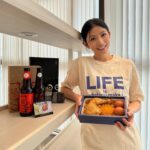 Lee Chien-Na Instagram - 收到好多好多的祝福 希望把所有的喜悅 幸福 分享給大家 這次特別謝謝好吃的福寶寶油飯 雖然價格比較高但很值得 讓我的親朋好友都吃得很開心 我自己也超喜歡 而且他們還有更特別的調酒禮盒搭配 如果在婚禮送喜餅時想送特別的禮物 非常推薦福寶寶精緻的酒 寶寶滿月後 繼續健健康康 往下一個階段前進 @fubaobau #Yellow #滿月 #福寶寶油飯