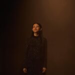 Lee Chien-Na Instagram - 「送予你」這首歌 想送給一直支持我的你們 這次MV的拍攝也像歌曲一樣 用很自然很直接的方式呈現 也特別請了舞蹈老師 展現肢體與我對話 那藝術與美的流動 很像歌手與粉絲之間的情感和陪伴 謝謝你們 謝謝這次參與的團隊 辛苦了 #李千娜全新概念專輯 #關與妳 #送予你