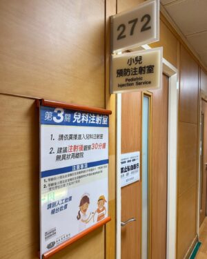 Lee Chien-Na Instagram - 我的大寶二寶從小到大打預防針
都是我拜託家人帶他們去
因為我害怕看到他們哭 我會很心疼
這是第一次要帶小寶去打預防針和健康檢查
正在等待時
我還是膽怯了
我跟我老公說我要上廁所 然後逃跑
回來時 已經打完了 鬆了一口氣
逃不過接著的腹部超音波
檢查過程Yellow很害怕
慘烈的哭了十幾分鐘
還有抽血檢查 抽了七小小管
於是我也跟著哭了
我真的無法面對這種難題
太可怕了

@shhuang1983 
#為什麼拔拔很鎮定
#我的第一次
#健健康康就好
