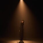 Lee Chien-Na Instagram - 「送予你」這首歌 想送給一直支持我的你們 這次MV的拍攝也像歌曲一樣 用很自然很直接的方式呈現 也特別請了舞蹈老師 展現肢體與我對話 那藝術與美的流動 很像歌手與粉絲之間的情感和陪伴 謝謝你們 謝謝這次參與的團隊 辛苦了 #李千娜全新概念專輯 #關與妳 #送予你