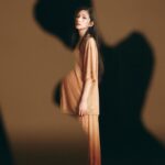 Lee Chien-Na Instagram - 好喜歡這樣與鏡頭對話 好像在宇宙世界裡 都擁有著一股特別的力量 那是媽媽寶寶 @mombaby_tw #momobaby #李千娜全新概念專輯 #關與妳 #媽媽絮語