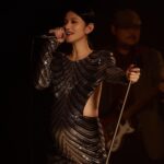 Lee Chien-Na Instagram - 第三波主打〈 送予你〉Official Music Video 正式上線 以強烈的Hi-NRG電子復古舞曲 呈現歌手粉墨登場的奪目歡愉 透過簡單明快的歌詞 直白表述千娜作為歌手的本心 這首歌 我要唱給一直支持我的你們聽 12/29 全新概念專輯《關・與妳》 實體數位 正式發行 Link in Bio #李千娜 #送予你 #林奕碩 #關與妳 #全新概念專輯