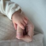 Lee Chien-Na Instagram - 懷孕的時候就一直在尋找月子中心 我最在意的除了乾淨舒適的空間之外 如果環境和照護幾乎都是打造給予寶寶的 就會是我想選擇的月子中心 那就看你想要的需求 然後就是 *專業營養師設計* 的月子餐 非常吸引我 一開始入住 提供專屬停車場 ~可以隨意進出~ 到達時 國泰服務人員會在停車場等候 幫你運送行李到房間用非常貼心 電梯需要專屬卡片才能到達月中樓層 所以很隱密 安全 首先有一個很大會客空間 每次只能兩組會客 不能接觸寶寶 防護做得很完善 拖鞋每天消毒更換 有育嬰室 瑜伽衛教室 休息室 哺乳室 護理站 茶水間（飲水機、微波爐、電鍋） 這是我很喜歡的空間規劃 餐點和照護 一天五餐（三餐正餐 兩餐點心） *養生茶、黑豆水、杜仲茶 依需求給予* 食物上的調整隨時可以告知 立即改善 一入住會下載國泰產後月子中心的App 可以隨時觀看寶寶 以及紀錄和看到寶寶的生活紀錄和健康狀況 每天自己挑選時間按打掃 每週會有小兒科醫師和婦產科醫師做檢查 一天有三班的護理師輪班 需要衛教 泌乳 換藥 他們隨時可以幫忙 特別是護理師 不得不說 很想把她帶回家 因為 從我一開始擠5CC的母乳 只能用針筒 請我老公幫我一滴一滴慢慢接 直到遇到護理長幫我泌乳 她有神奇的手跟巧勁和耐心 讓我一天一天更進步 現在可以擠到190CC母乳了 拔拔麻麻也有許多課程可以上 （瑜伽、衛教、寶寶洗澡⋯等等） 還有spa館預約 我真是第一次那麼久沒洗頭 在醫院住了五天 來到月中我就馬上預約了 麻麻們不用擔心 因為是室內 不怕吹風 美髮師是用中藥材煮過做淋洗 非常暖身和舒服 還有骨盆互按摩 胸部按摩⋯等等 是麻麻的天堂 雖然是第三胎 但隔了20年的時間 資訊 時代 現象 所有吸收的養分 都有超大的改變 無法再用以往的方式和習慣去教育和 照顧小孩 要調整 改變思維很多很多 所以可以趁著在月子中心 有護士們的協助儘量讓寶寶跟你們同室 了解寶寶的個性 需求 狀態 回到家雖然要適應環境 但至少你了解寶寶的生活作息和脾氣 知道怎麼照顧 不然到時候會非常無助 不知所措 月子中心所使用Ziaja的 寶寶沐浴乳 屁屁膏和 麻麻沐浴乳 乳液也是我很推的 （沒置入 真心喜歡） 這次非常謝謝 *國泰內湖產後* 給我很安心的環境休養 也瞭解好多好多關於寶寶的各種知識 我也讓自己重新歸零 跟拔拔一起學習 更謝謝護理師們那麼照顧Yellow 這一趟旅程是非常特別的經歷 接下來又是另一個開始 @cathaybabycare @cathayhcm #國泰內湖產後護理之家 #媽媽絮語