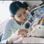 Lee Chien-Na Instagram - 懷孕的時候就一直在尋找月子中心 我最在意的除了乾淨舒適的空間之外 如果環境和照護幾乎都是打造給予寶寶的 就會是我想選擇的月子中心 那就看你想要的需求 然後就是 *專業營養師設計* 的月子餐 非常吸引我 一開始入住 提供專屬停車場 ~可以隨意進出~ 到達時 國泰服務人員會在停車場等候 幫你運送行李到房間用非常貼心 電梯需要專屬卡片才能到達月中樓層 所以很隱密 安全 首先有一個很大會客空間 每次只能兩組會客 不能接觸寶寶 防護做得很完善 拖鞋每天消毒更換 有育嬰室 瑜伽衛教室 休息室 哺乳室 護理站 茶水間（飲水機、微波爐、電鍋） 這是我很喜歡的空間規劃 餐點和照護 一天五餐（三餐正餐 兩餐點心） *養生茶、黑豆水、杜仲茶 依需求給予* 食物上的調整隨時可以告知 立即改善 一入住會下載國泰產後月子中心的App 可以隨時觀看寶寶 以及紀錄和看到寶寶的生活紀錄和健康狀況 每天自己挑選時間按打掃 每週會有小兒科醫師和婦產科醫師做檢查 一天有三班的護理師輪班 需要衛教 泌乳 換藥 他們隨時可以幫忙 特別是護理師 不得不說 很想把她帶回家 因為 從我一開始擠5CC的母乳 只能用針筒 請我老公幫我一滴一滴慢慢接 直到遇到護理長幫我泌乳 她有神奇的手跟巧勁和耐心 讓我一天一天更進步 現在可以擠到190CC母乳了 拔拔麻麻也有許多課程可以上 （瑜伽、衛教、寶寶洗澡⋯等等） 還有spa館預約 我真是第一次那麼久沒洗頭 在醫院住了五天 來到月中我就馬上預約了 麻麻們不用擔心 因為是室內 不怕吹風 美髮師是用中藥材煮過做淋洗 非常暖身和舒服 還有骨盆互按摩 胸部按摩⋯等等 是麻麻的天堂 雖然是第三胎 但隔了20年的時間 資訊 時代 現象 所有吸收的養分 都有超大的改變 無法再用以往的方式和習慣去教育和 照顧小孩 要調整 改變思維很多很多 所以可以趁著在月子中心 有護士們的協助儘量讓寶寶跟你們同室 了解寶寶的個性 需求 狀態 回到家雖然要適應環境 但至少你了解寶寶的生活作息和脾氣 知道怎麼照顧 不然到時候會非常無助 不知所措 月子中心所使用Ziaja的 寶寶沐浴乳 屁屁膏和 麻麻沐浴乳 乳液也是我很推的 （沒置入 真心喜歡） 這次非常謝謝 *國泰內湖產後* 給我很安心的環境休養 也瞭解好多好多關於寶寶的各種知識 我也讓自己重新歸零 跟拔拔一起學習 更謝謝護理師們那麼照顧Yellow 這一趟旅程是非常特別的經歷 接下來又是另一個開始 @cathaybabycare @cathayhcm #國泰內湖產後護理之家 #媽媽絮語