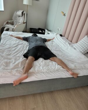 Lee Chien-Na Instagram - 懷孕的時候就一直在尋找月子中心
我最在意的除了乾淨舒適的空間之外
如果環境和照護幾乎都是打造給予寶寶的
就會是我想選擇的月子中心
那就看你想要的需求
然後就是 *專業營養師設計* 的月子餐
非常吸引我
一開始入住
提供專屬停車場 ~可以隨意進出~
到達時
國泰服務人員會在停車場等候 
幫你運送行李到房間用非常貼心
電梯需要專屬卡片才能到達月中樓層
所以很隱密 安全

首先有一個很大會客空間
每次只能兩組會客 不能接觸寶寶
防護做得很完善
拖鞋每天消毒更換
有育嬰室 瑜伽衛教室 休息室 哺乳室 護理站
茶水間（飲水機、微波爐、電鍋）
這是我很喜歡的空間規劃

餐點和照護
一天五餐（三餐正餐 兩餐點心）
*養生茶、黑豆水、杜仲茶 依需求給予*
食物上的調整隨時可以告知 立即改善

一入住會下載國泰產後月子中心的App
可以隨時觀看寶寶
以及紀錄和看到寶寶的生活紀錄和健康狀況
每天自己挑選時間按打掃
每週會有小兒科醫師和婦產科醫師做檢查

一天有三班的護理師輪班
需要衛教 泌乳 換藥 他們隨時可以幫忙
特別是護理師
不得不說
很想把她帶回家
因為
從我一開始擠5CC的母乳
只能用針筒
請我老公幫我一滴一滴慢慢接
直到遇到護理長幫我泌乳
她有神奇的手跟巧勁和耐心
讓我一天一天更進步
現在可以擠到190CC母乳了

拔拔麻麻也有許多課程可以上
（瑜伽、衛教、寶寶洗澡⋯等等）
還有spa館預約
我真是第一次那麼久沒洗頭
在醫院住了五天
來到月中我就馬上預約了
麻麻們不用擔心
因為是室內 不怕吹風
美髮師是用中藥材煮過做淋洗
非常暖身和舒服
還有骨盆互按摩 胸部按摩⋯等等
是麻麻的天堂

雖然是第三胎
但隔了20年的時間
資訊 時代 現象 所有吸收的養分
都有超大的改變
無法再用以往的方式和習慣去教育和
照顧小孩 
要調整 改變思維很多很多

所以可以趁著在月子中心
有護士們的協助儘量讓寶寶跟你們同室 
了解寶寶的個性 需求 狀態
回到家雖然要適應環境
但至少你了解寶寶的生活作息和脾氣
知道怎麼照顧
不然到時候會非常無助 不知所措

月子中心所使用Ziaja的 寶寶沐浴乳 屁屁膏和
麻麻沐浴乳 乳液也是我很推的
（沒置入 真心喜歡）

這次非常謝謝 *國泰內湖產後*
給我很安心的環境休養
也瞭解好多好多關於寶寶的各種知識
我也讓自己重新歸零
跟拔拔一起學習 
更謝謝護理師們那麼照顧Yellow
這一趟旅程是非常特別的經歷
接下來又是另一個開始

@cathaybabycare
@cathayhcm 
#國泰內湖產後護理之家
#媽媽絮語