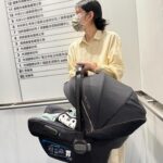Lee Chien-Na Instagram - 懷孕的時候就一直在尋找月子中心 我最在意的除了乾淨舒適的空間之外 如果環境和照護幾乎都是打造給予寶寶的 就會是我想選擇的月子中心 那就看你想要的需求 然後就是 *專業營養師設計* 的月子餐 非常吸引我 一開始入住 提供專屬停車場 ~可以隨意進出~ 到達時 國泰服務人員會在停車場等候 幫你運送行李到房間用非常貼心 電梯需要專屬卡片才能到達月中樓層 所以很隱密 安全 首先有一個很大會客空間 每次只能兩組會客 不能接觸寶寶 防護做得很完善 拖鞋每天消毒更換 有育嬰室 瑜伽衛教室 休息室 哺乳室 護理站 茶水間（飲水機、微波爐、電鍋） 這是我很喜歡的空間規劃 餐點和照護 一天五餐（三餐正餐 兩餐點心） *養生茶、黑豆水、杜仲茶 依需求給予* 食物上的調整隨時可以告知 立即改善 一入住會下載國泰產後月子中心的App 可以隨時觀看寶寶 以及紀錄和看到寶寶的生活紀錄和健康狀況 每天自己挑選時間按打掃 每週會有小兒科醫師和婦產科醫師做檢查 一天有三班的護理師輪班 需要衛教 泌乳 換藥 他們隨時可以幫忙 特別是護理師 不得不說 很想把她帶回家 因為 從我一開始擠5CC的母乳 只能用針筒 請我老公幫我一滴一滴慢慢接 直到遇到護理長幫我泌乳 她有神奇的手跟巧勁和耐心 讓我一天一天更進步 現在可以擠到190CC母乳了 拔拔麻麻也有許多課程可以上 （瑜伽、衛教、寶寶洗澡⋯等等） 還有spa館預約 我真是第一次那麼久沒洗頭 在醫院住了五天 來到月中我就馬上預約了 麻麻們不用擔心 因為是室內 不怕吹風 美髮師是用中藥材煮過做淋洗 非常暖身和舒服 還有骨盆互按摩 胸部按摩⋯等等 是麻麻的天堂 雖然是第三胎 但隔了20年的時間 資訊 時代 現象 所有吸收的養分 都有超大的改變 無法再用以往的方式和習慣去教育和 照顧小孩 要調整 改變思維很多很多 所以可以趁著在月子中心 有護士們的協助儘量讓寶寶跟你們同室 了解寶寶的個性 需求 狀態 回到家雖然要適應環境 但至少你了解寶寶的生活作息和脾氣 知道怎麼照顧 不然到時候會非常無助 不知所措 月子中心所使用Ziaja的 寶寶沐浴乳 屁屁膏和 麻麻沐浴乳 乳液也是我很推的 （沒置入 真心喜歡） 這次非常謝謝 *國泰內湖產後* 給我很安心的環境休養 也瞭解好多好多關於寶寶的各種知識 我也讓自己重新歸零 跟拔拔一起學習 更謝謝護理師們那麼照顧Yellow 這一趟旅程是非常特別的經歷 接下來又是另一個開始 @cathaybabycare @cathayhcm #國泰內湖產後護理之家 #媽媽絮語