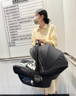 Lee Chien-Na Instagram - 懷孕的時候就一直在尋找月子中心
我最在意的除了乾淨舒適的空間之外
如果環境和照護幾乎都是打造給予寶寶的
就會是我想選擇的月子中心
那就看你想要的需求
然後就是 *專業營養師設計* 的月子餐
非常吸引我
一開始入住
提供專屬停車場 ~可以隨意進出~
到達時
國泰服務人員會在停車場等候 
幫你運送行李到房間用非常貼心
電梯需要專屬卡片才能到達月中樓層
所以很隱密 安全

首先有一個很大會客空間
每次只能兩組會客 不能接觸寶寶
防護做得很完善
拖鞋每天消毒更換
有育嬰室 瑜伽衛教室 休息室 哺乳室 護理站
茶水間（飲水機、微波爐、電鍋）
這是我很喜歡的空間規劃

餐點和照護
一天五餐（三餐正餐 兩餐點心）
*養生茶、黑豆水、杜仲茶 依需求給予*
食物上的調整隨時可以告知 立即改善

一入住會下載國泰產後月子中心的App
可以隨時觀看寶寶
以及紀錄和看到寶寶的生活紀錄和健康狀況
每天自己挑選時間按打掃
每週會有小兒科醫師和婦產科醫師做檢查

一天有三班的護理師輪班
需要衛教 泌乳 換藥 他們隨時可以幫忙
特別是護理師
不得不說
很想把她帶回家
因為
從我一開始擠5CC的母乳
只能用針筒
請我老公幫我一滴一滴慢慢接
直到遇到護理長幫我泌乳
她有神奇的手跟巧勁和耐心
讓我一天一天更進步
現在可以擠到190CC母乳了

拔拔麻麻也有許多課程可以上
（瑜伽、衛教、寶寶洗澡⋯等等）
還有spa館預約
我真是第一次那麼久沒洗頭
在醫院住了五天
來到月中我就馬上預約了
麻麻們不用擔心
因為是室內 不怕吹風
美髮師是用中藥材煮過做淋洗
非常暖身和舒服
還有骨盆互按摩 胸部按摩⋯等等
是麻麻的天堂

雖然是第三胎
但隔了20年的時間
資訊 時代 現象 所有吸收的養分
都有超大的改變
無法再用以往的方式和習慣去教育和
照顧小孩 
要調整 改變思維很多很多

所以可以趁著在月子中心
有護士們的協助儘量讓寶寶跟你們同室 
了解寶寶的個性 需求 狀態
回到家雖然要適應環境
但至少你了解寶寶的生活作息和脾氣
知道怎麼照顧
不然到時候會非常無助 不知所措

月子中心所使用Ziaja的 寶寶沐浴乳 屁屁膏和
麻麻沐浴乳 乳液也是我很推的
（沒置入 真心喜歡）

這次非常謝謝 *國泰內湖產後*
給我很安心的環境休養
也瞭解好多好多關於寶寶的各種知識
我也讓自己重新歸零
跟拔拔一起學習 
更謝謝護理師們那麼照顧Yellow
這一趟旅程是非常特別的經歷
接下來又是另一個開始

@cathaybabycare
@cathayhcm 
#國泰內湖產後護理之家
#媽媽絮語