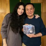 Lee Chien-Na Instagram - 你們今天有收聽「南歌人生」嗎 很喜歡跟阿爸聊音樂 對於音樂 他總是很細膩聆聽 分析 感受 甚至都能聽見我的改變和想要給予的 特別是國台語的辨識 我確實在詮釋也有所不同 不同語言和中西配器加在一起會直接呈現情感和重量 相對重要的是融合和平衡的審美 「關·與妳」這張專輯的回饋很多 我更開心的是 Na聽見的人 #南歌人生 #蔡振南 #李千娜全新概念專輯 #關與妳