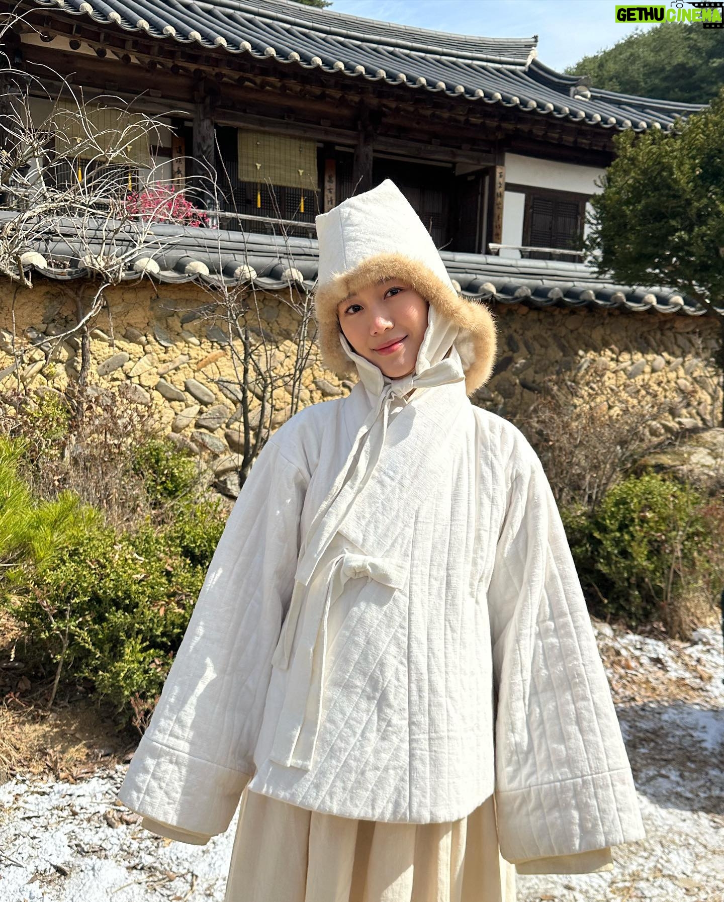 Lee Da-in Instagram - 하얀 옷이 꼬질해진 은애⛄️ 겨울부터 여름까지 7개월간 찍은 전쟁씬이 오늘 시작합니다🥹 9:50분 MBC에서 만나요🖤