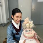 Lee Da-in Instagram - 마지막 촬영을 끝내고 은애 퇴근합니다..🤧 길었던 연인.. 보내주려니 아숩다!!🌸