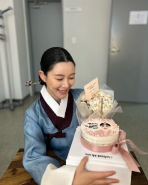 Lee Da-in Instagram - 마지막 촬영을 끝내고 은애 퇴근합니다..🤧 
길었던 연인.. 보내주려니 아숩다!!🌸