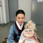 Lee Da-in Instagram - 마지막 촬영을 끝내고 은애 퇴근합니다..🤧 길었던 연인.. 보내주려니 아숩다!!🌸