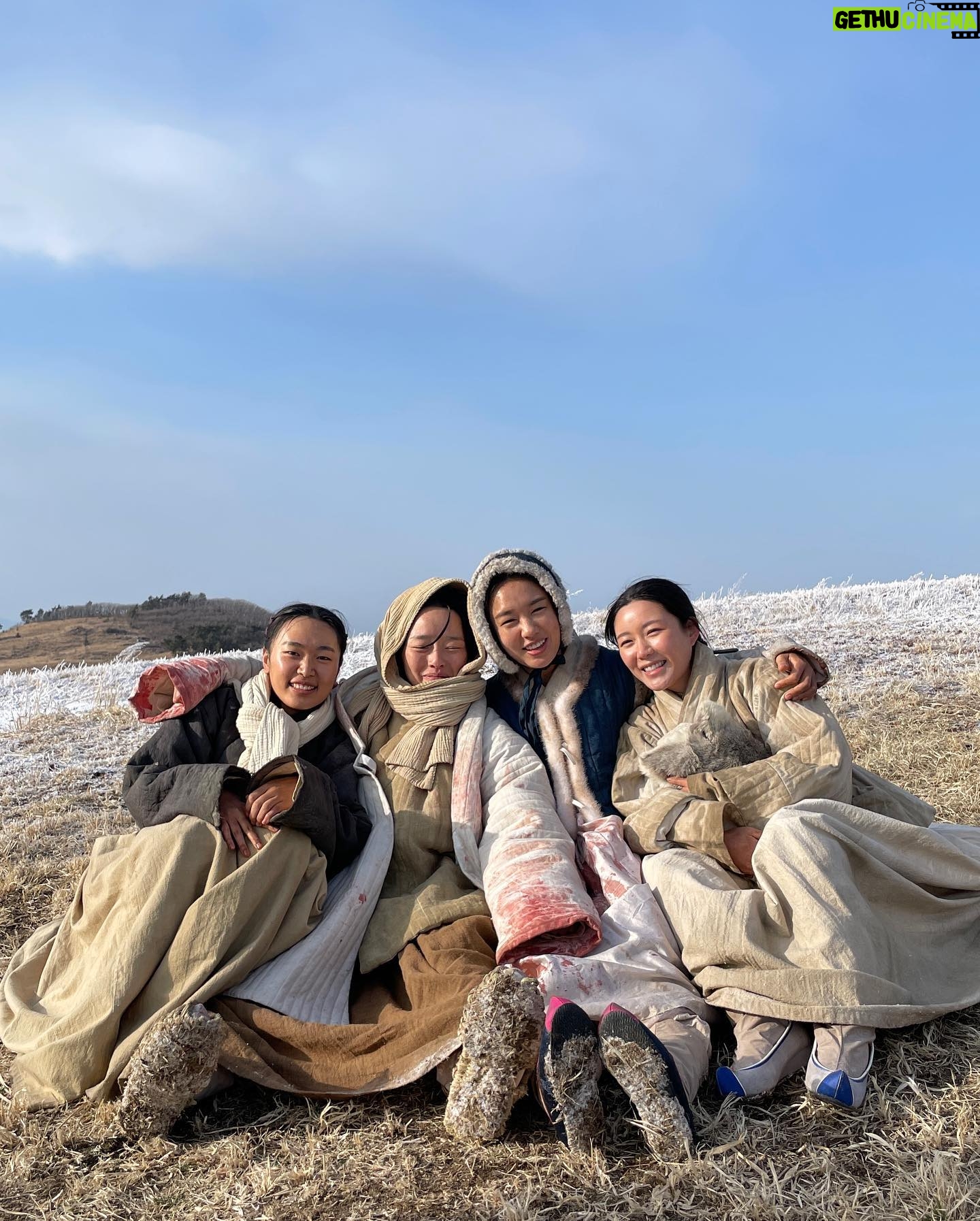 Lee Da-in Instagram - 하얀 옷이 꼬질해진 은애⛄️ 겨울부터 여름까지 7개월간 찍은 전쟁씬이 오늘 시작합니다🥹 9:50분 MBC에서 만나요🖤
