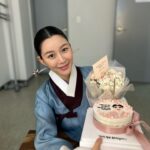 Lee Da-in Instagram - 마지막 촬영을 끝내고 은애 퇴근합니다..🤧 길었던 연인.. 보내주려니 아숩다!!🌸
