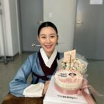 Lee Da-in Instagram - 마지막 촬영을 끝내고 은애 퇴근합니다..🤧 길었던 연인.. 보내주려니 아숩다!!🌸