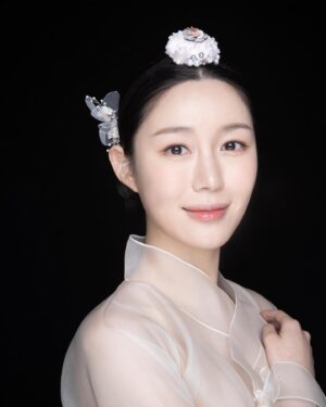 Lee Da-in Instagram - 모두 행복한 추석연휴 보내세요🙇🏻‍♀️🖤
사진은 웨딩촬영때 찍은고,,🫧