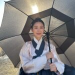 Lee Da-in Instagram - 8개월간 촬영한 시즌1이 끝나니 너무 섭섭하다🫧..😣 고된 피난씬들도 지나고나니 참 아름다웠네…🌸 시즌2를 위해 다시 또 힘을 내 봅시다 연인🤍