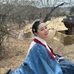Lee Da-in Instagram - 8개월간 촬영한 시즌1이 끝나니 너무 섭섭하다🫧..😣 고된 피난씬들도 지나고나니 참 아름다웠네…🌸 시즌2를 위해 다시 또 힘을 내 봅시다 연인🤍