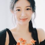Lee Da-in Instagram - 𝓱𝓪𝓹𝓹𝔂 𝓷𝓮𝔀𝔂𝓮𝓪𝓻🎉 21년은 모두가 답답하고 힘든 시간이었지만 22년에는 사랑과 웃음가득한 한 해 되시기를☺️ 너무나도 빨리 흘러가는 시간을 보며 하루하루를 더 소중히 사랑하며 살아야겠다고 다짐하게 됩니다🌷 Wish every one of you a joyful year ahead and a life full of love🥳 I always keep it to my heart that life is miserable with so much hate, but will be bright and beautiful with love and warm heart🌼 So let’s love, not hate♥️